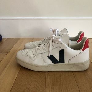 Veja V-10 low top sneakers size 9